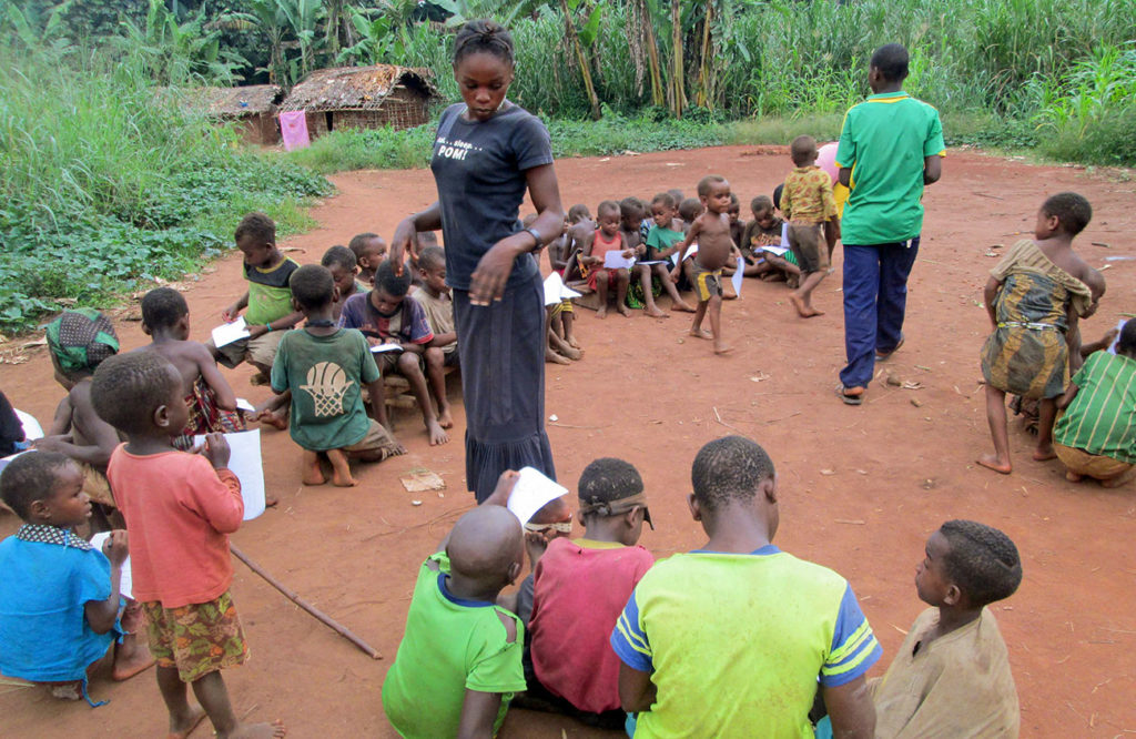 Bambini pigmei nella scuola di Bayenga